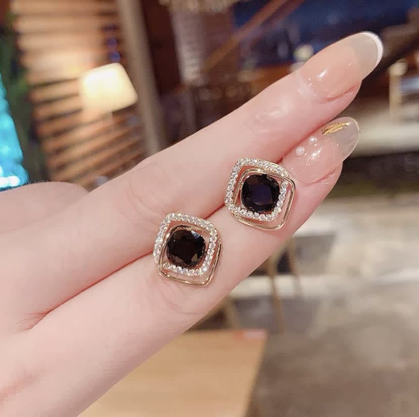 Square Style Fashionable Earrings Black Color
